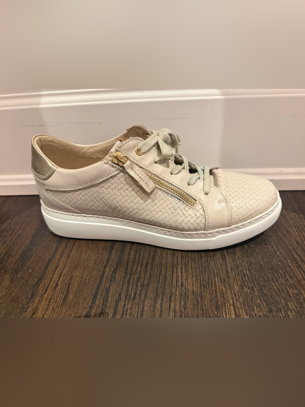 Women’s Ron White waterproof sneaker - Size 9
